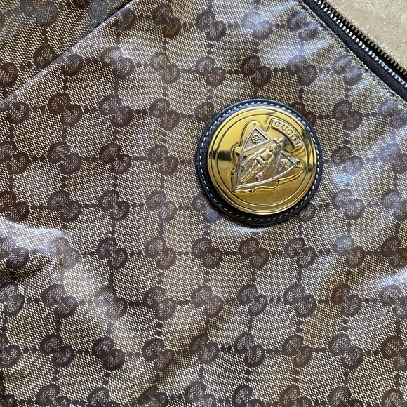 100% authentic Gucci oversized clutch with waterproof material - Picture 2 of 2